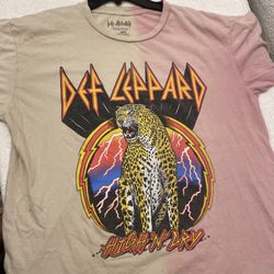 Def Leppard Womens Graphic Shirt Size Medium Short Sleeve Neopolitan Color