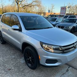 2014 VOLKSWAGEN TIGUAN S // touchscreen HeadUnit with CarPlay and Rearview Camera 

FINANCING AVAILABLE THROUGH LENDERS!
CLEAN CARFAX!
CLEAN TITLE!

J