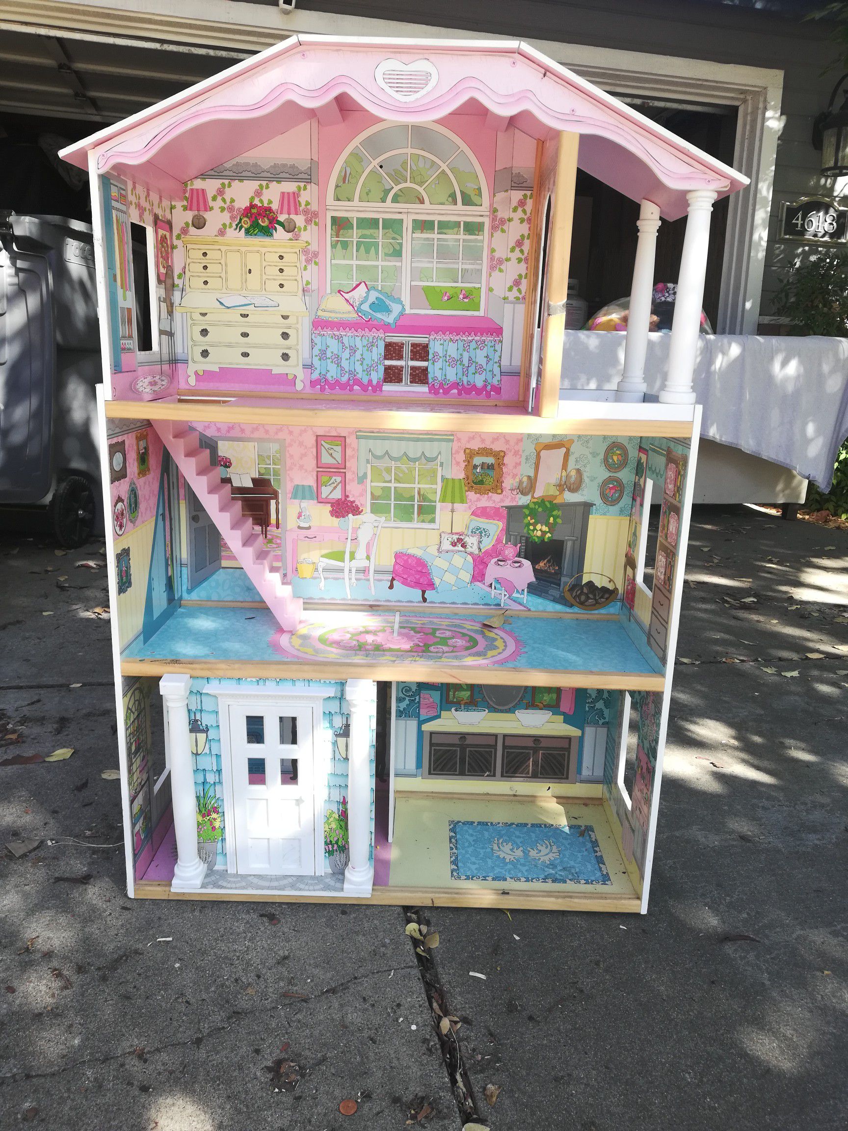 Girls Doll house great condition