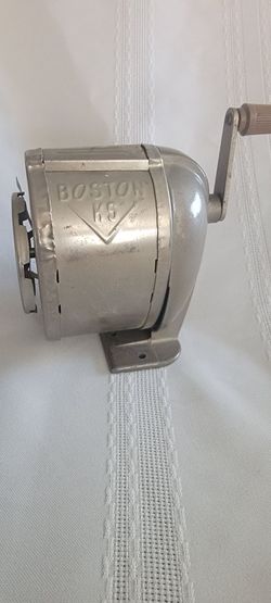 VINTAGE BOSTON 5 PENCIL SHARPENER IN GREAT CONDITION