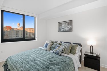 2bed & Living Room Decor for sell