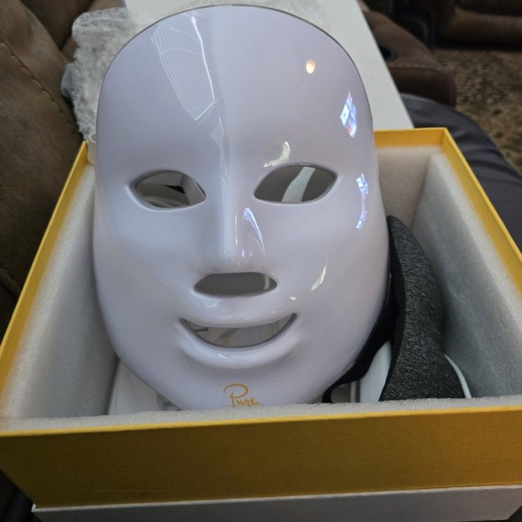 LUMA Light Therapy Mask