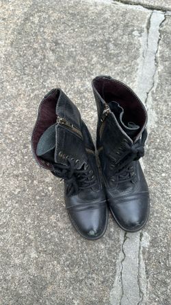 I Am Selling This Leather Boot Women good condition 