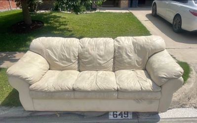 Couch free delivery