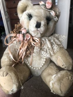 Diva bear w/pearl earrings eyelashes necklace lace collar hat legs & arms move