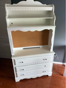 White bookcase / dresser
