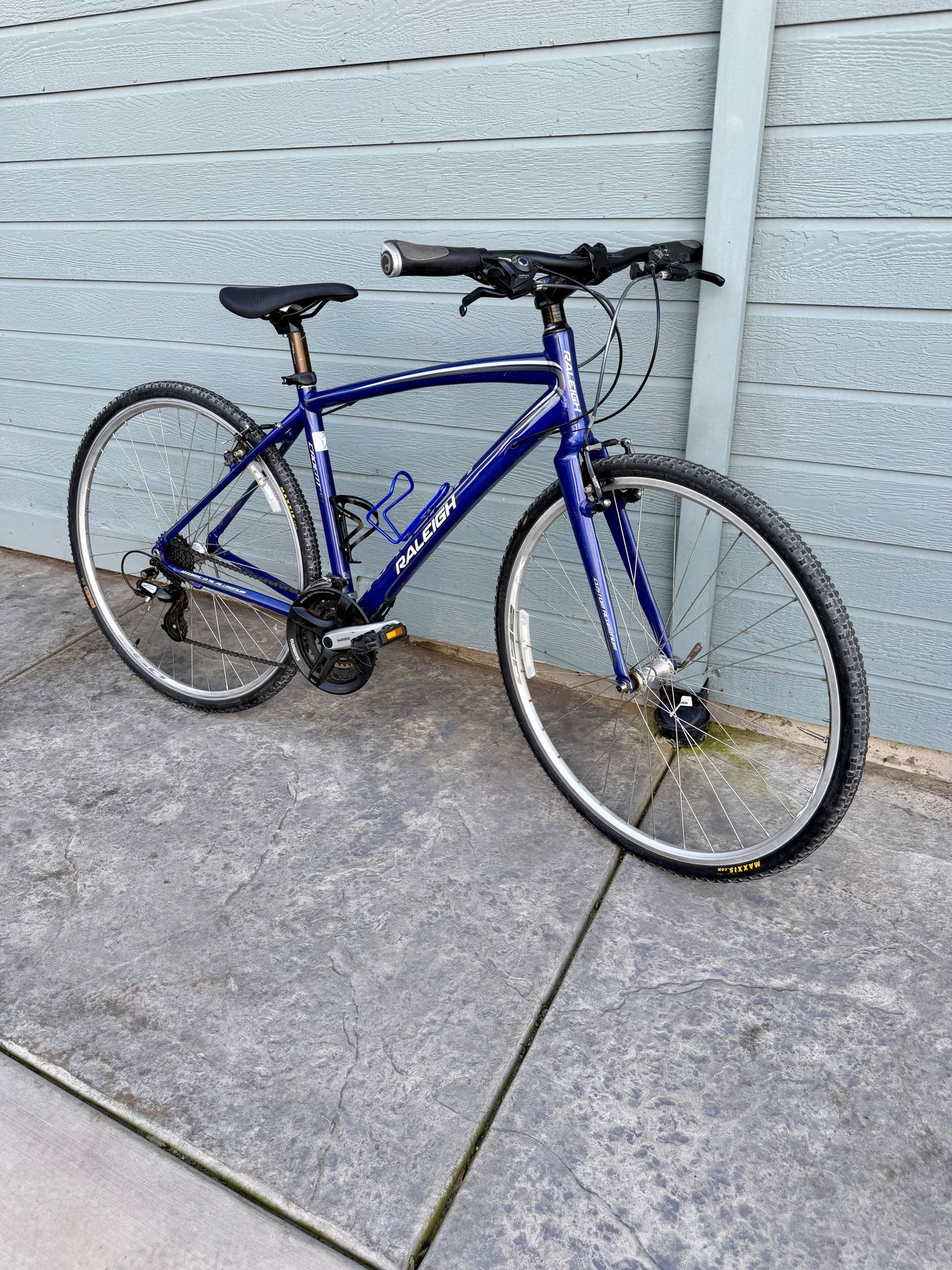 RALEIGH CADENT HYBRID BIKE 700cc Wheels