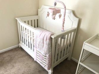 Crib - DaVinci Charlie 4-in-1 Convertible Crib – White – Excellent Condition