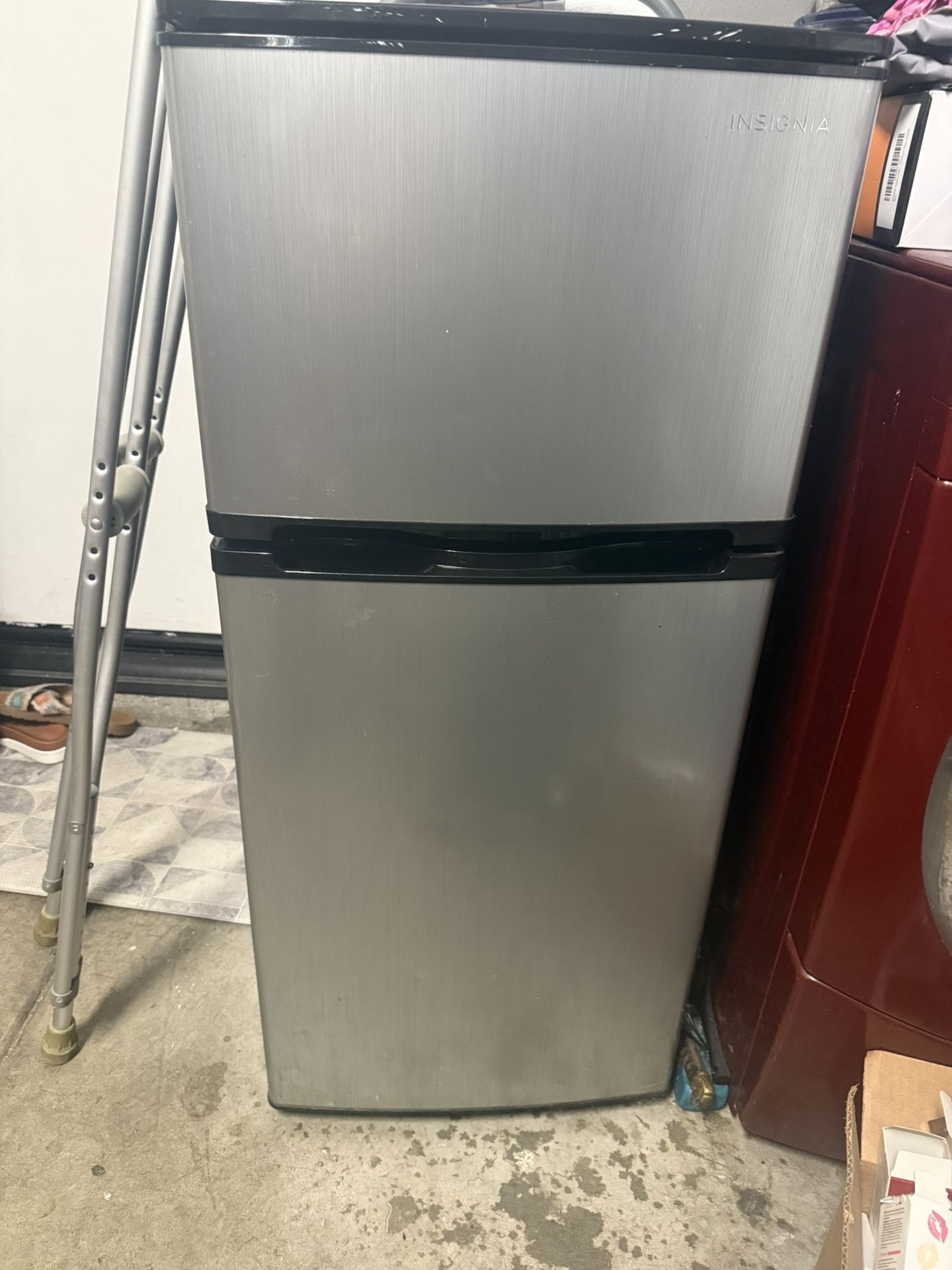 Insignia Small  Refrigerador With Freezer