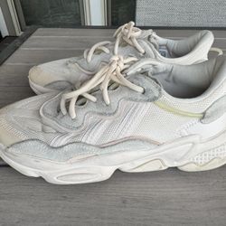 Women’s Adidas Ozweego Sneakers Tennis Shoes size nude/beige