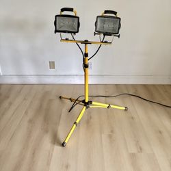 Telescoping Twin Head Halogen Tripod Work Lights