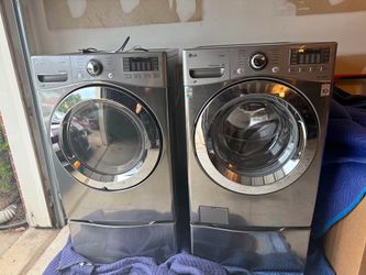 LG Washer / Gas Dryer - Like New - $425 for the pair