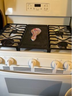 Stove, GE white