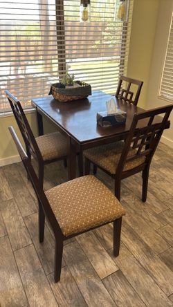 Table with 4 chairs