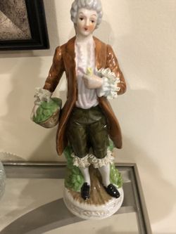 Nice statue men from Middle Ages 13 inch tall good quality & good condition