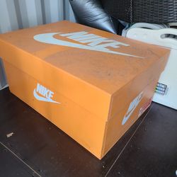NIKE SHOE BOX GIANT