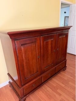 Solid Wood Traditional TV Entertainment Cabinet
