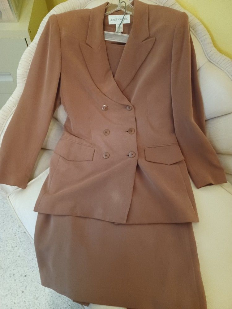 Jones New York Size 6 Two Piece Jacket/skirt