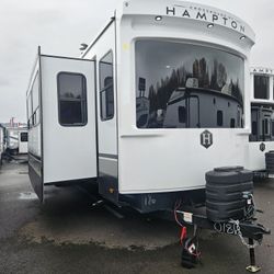 New 2025 Hampton HP372FDB Destination Trailer 