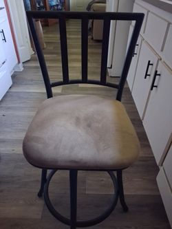 2 breakfast bar chairs in excellent condition