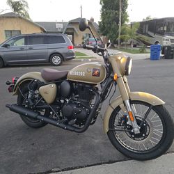 2023 royal Enfield classic like new.