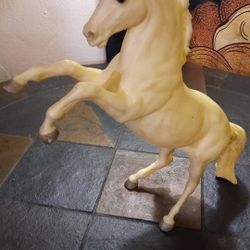 Breyer King  Fighting Stallion Matte Alabaster, Gray Hooves, 1(contact info removed)