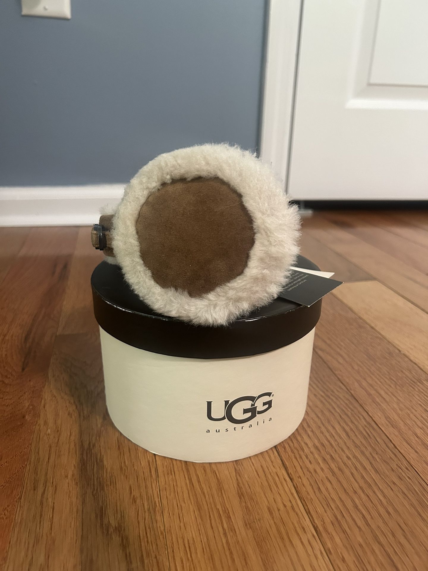 UGG Sheepskin / Leather Earmuff Chestnut Beige in Original Box