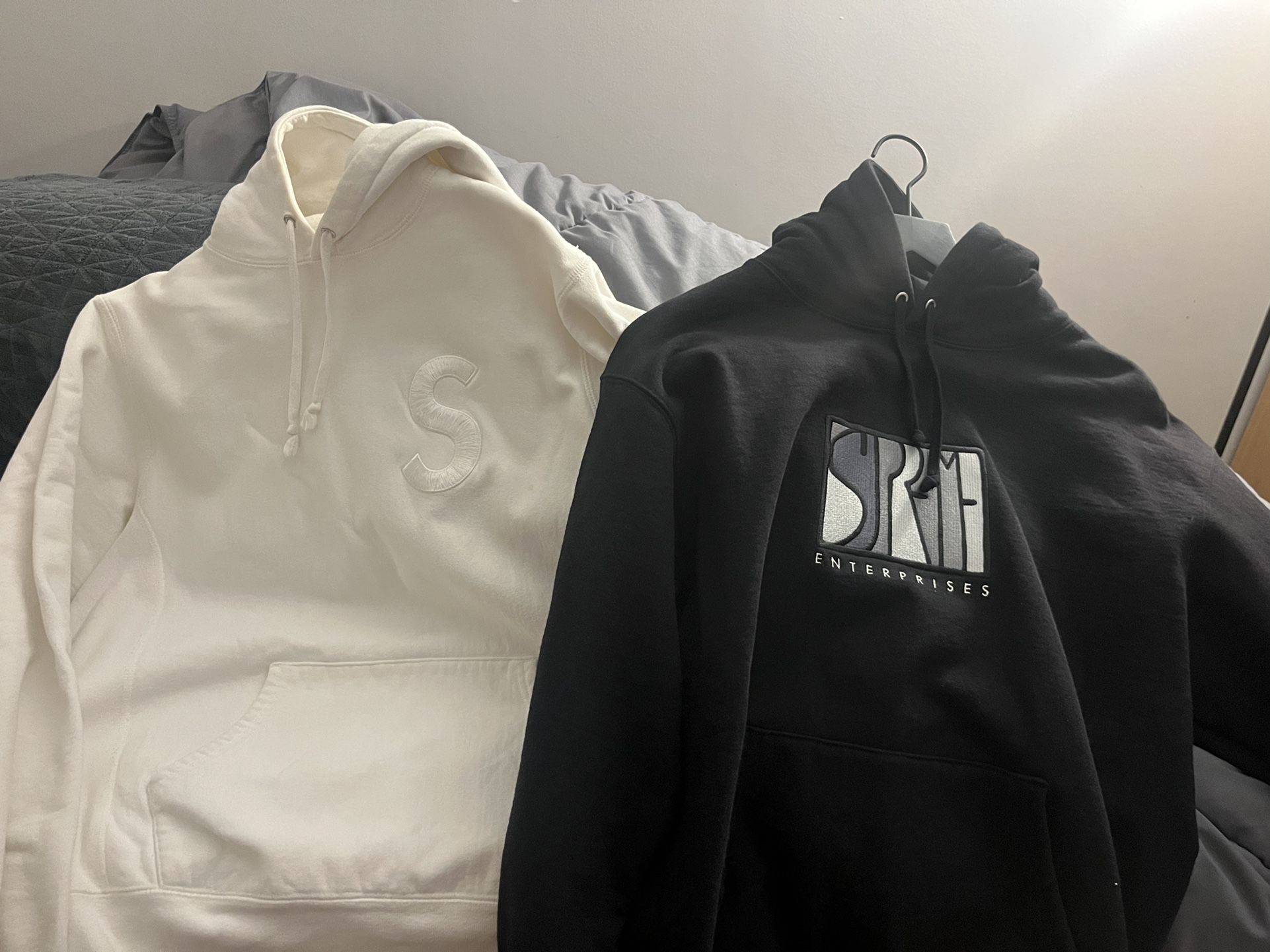 Supreme Hoodies Size M