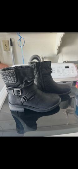 New women’s boots size 6