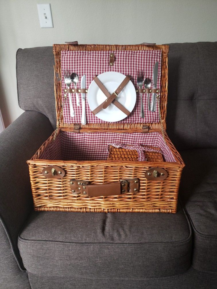 Vintage Picnic Basket Set