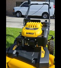 DEWALT 28 in. 224cc E-GOV Engine 3-in-1 Gas RWD Self- Propelled Lawn Mower with High Rear Wheels
