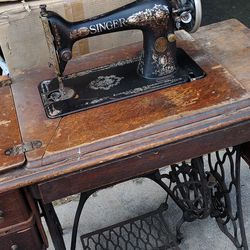 1913 Singer Sewing Machine With Desk And Original Paperwork 