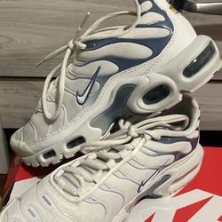 Woman’s Nike Air Max 