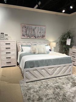 Brand New Charmingly Design, white wash finish Queen Bedroom Set