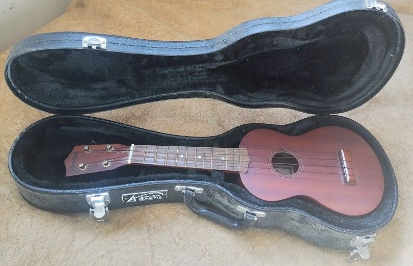 SOPRANO  UKUELE  &  HARD  CASE