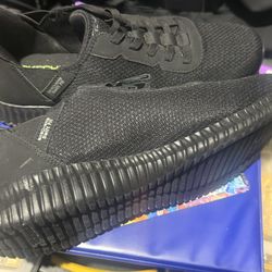 Size 11 1/2 Skechers Hands-Free Swift Fit