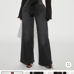 Fashion Nova Jeans size 3