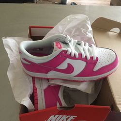 New Kid’s Nike Dunk Low size 5.5Y (size 7 Women’s)