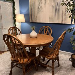 Beautiful Solid Wood Dining Set  Good Condition!!! Table With 2 Leaves And 4 Chairs! I Can Deliver