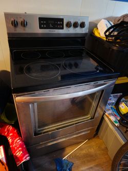Frigidaire Stove - Needs cleaning, Racks OBO