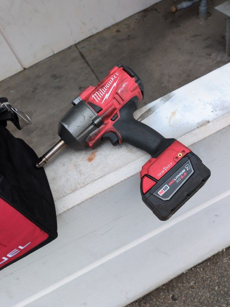 Milwaukee Fuel One Key With 3 Batteries And Two Chargers
