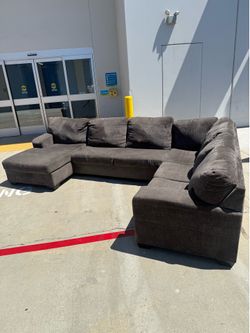 Beautiful vacuumed clean Sectional Couch FREE DELIVERY