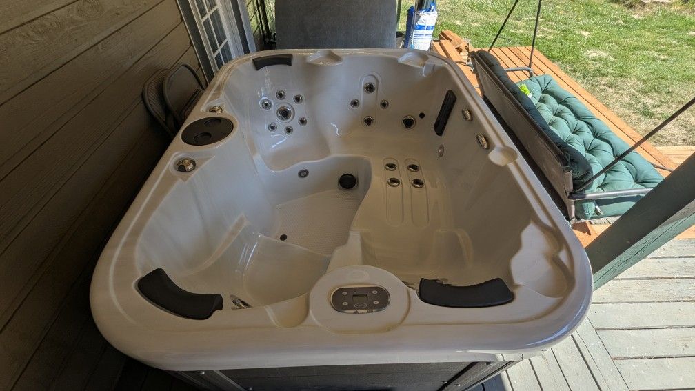 Coast spas 4-Person Hot Tub