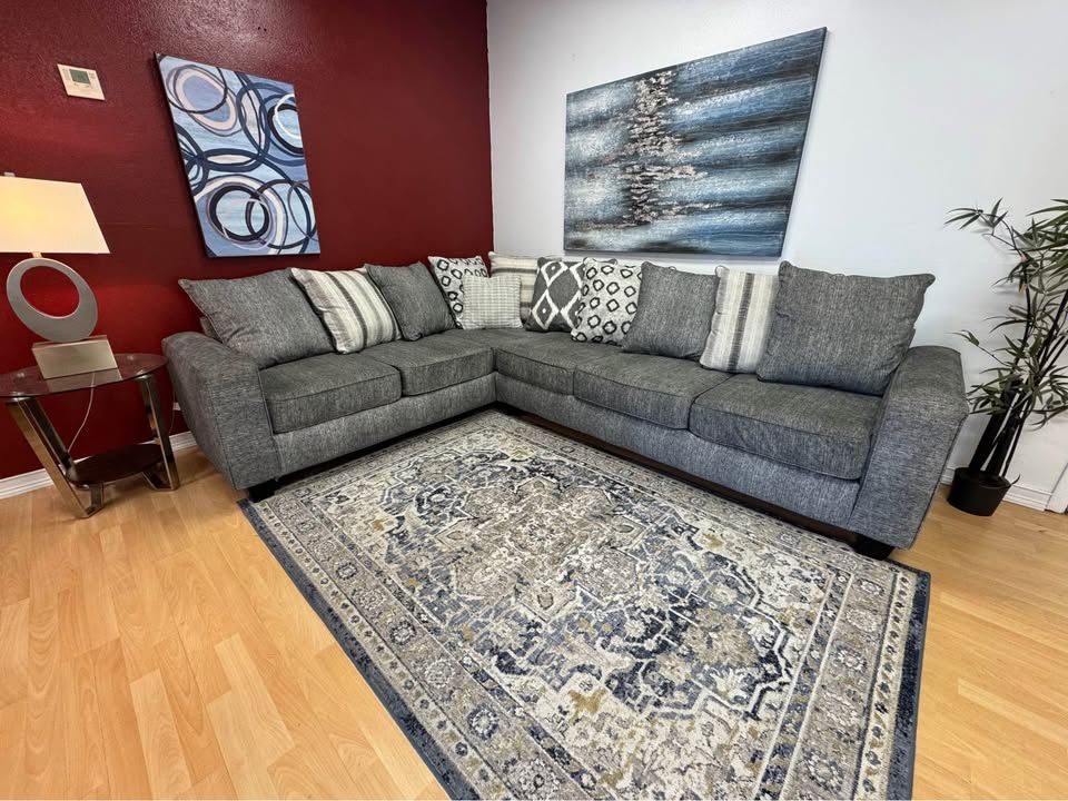 Rooms To Go - Gray Sectional Couch (Delivery Available)