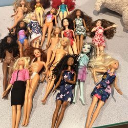 Barbie’s and accessories SE 148th