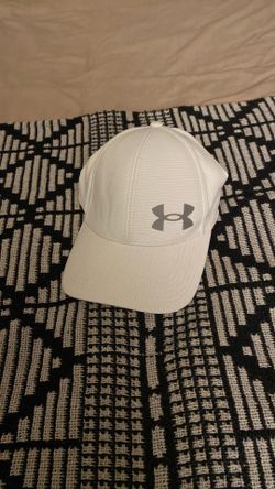 UNDER ARMOUR WHITE FITTED HAT MED/LARGE