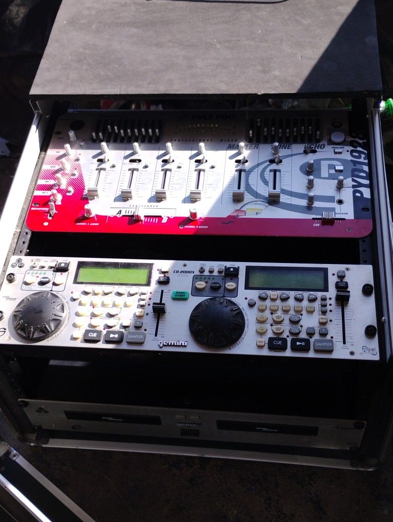 Gemini Turn Tables Mixer Everything In The Pic Plus The Case 