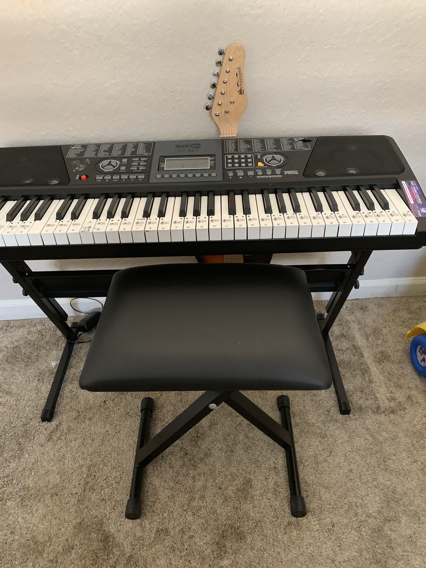 Electric keyboard piano with seat by rock jam