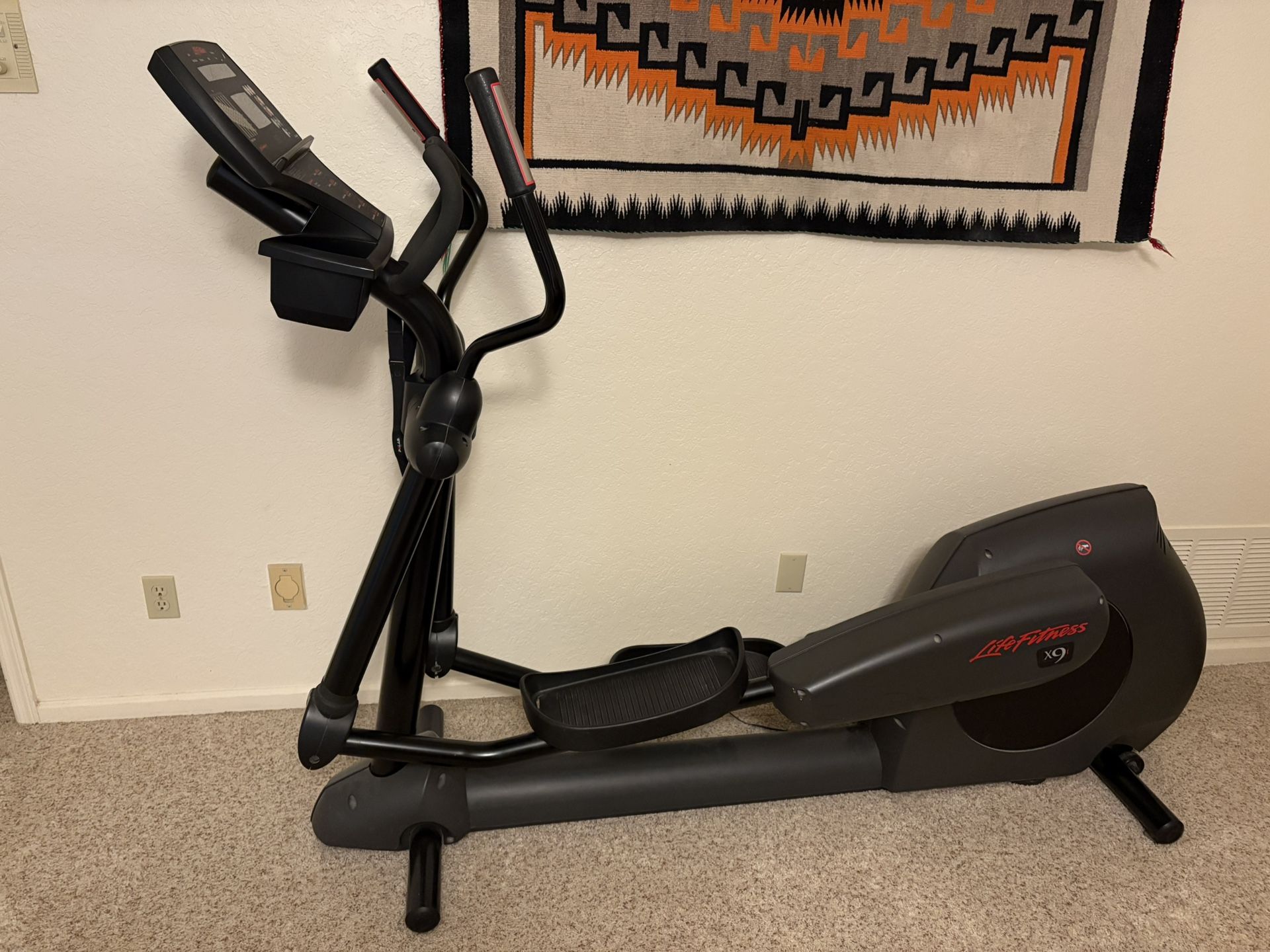 LifeFitness Elliptical with Polar Heart Rate Monitor in Perfect Condition!