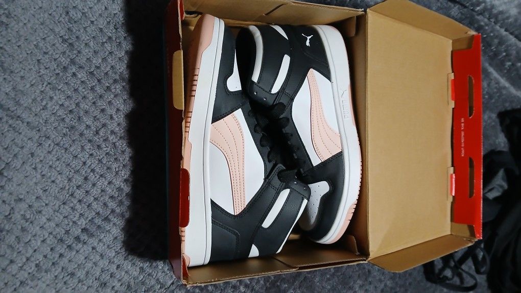 Womens high top Pumas Size 7½ like New